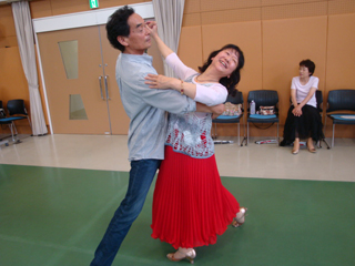 鮮やかなダンスを踊る田中さん