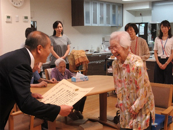 京都市職員の方からお祝い状の贈呈