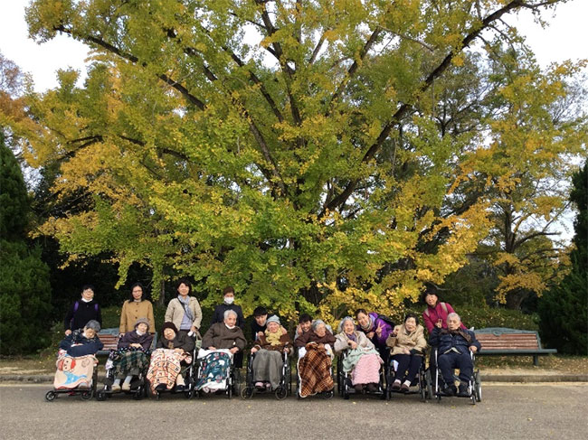 大樹の下で集合写真