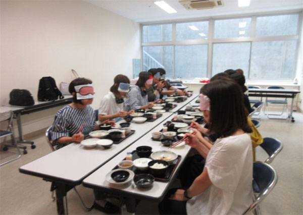 アイマスクで食事体験