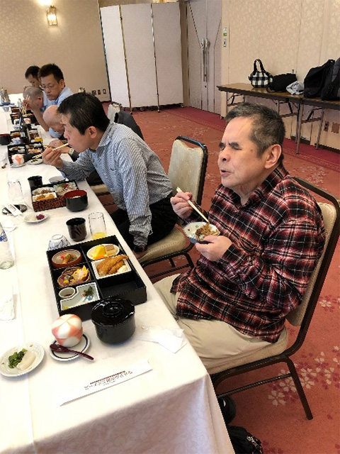 おいしい昼食とビールで乾杯