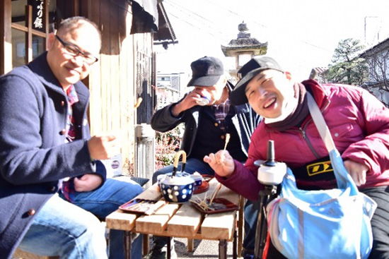 あぶり餅を食べて笑顔になる利用者さん