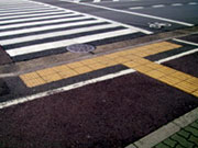 画像:横断歩道に誘導する点字ブロック