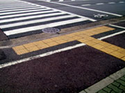 画像:横断歩道に誘導する点字ブロック