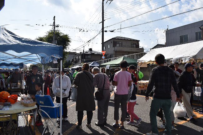 たくさんお店が並ぶ模擬店