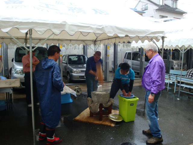 雨を振り払う力強いお餅つき