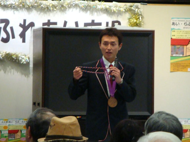 ロンドンパラリンピックで勝ち取った銅メダルを披露される和田伸也さん