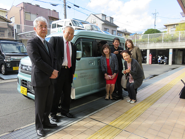 写真：送迎車とともに記念撮影