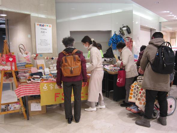 左:FSトモニー販売コーナー、右:洛西寮販売コーナー