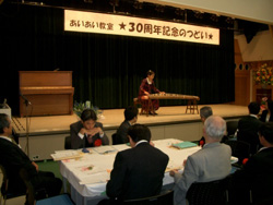 舞台の上で梶さんがお琴を演奏されている様子