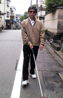 画像:白杖を使っての歩行訓練の様子