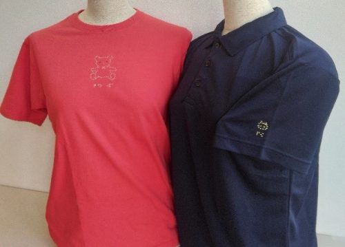 ドット・テイラーの半袖Tシャツ（左）と半袖ポロシャツ（右）。Tシャツは赤で胸中央にテディベアの図柄がついています。ポロシャツはネイビーで袖口に猫の図柄がついています。